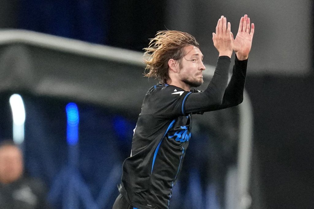 Rasmus Falk klapper i Parken.