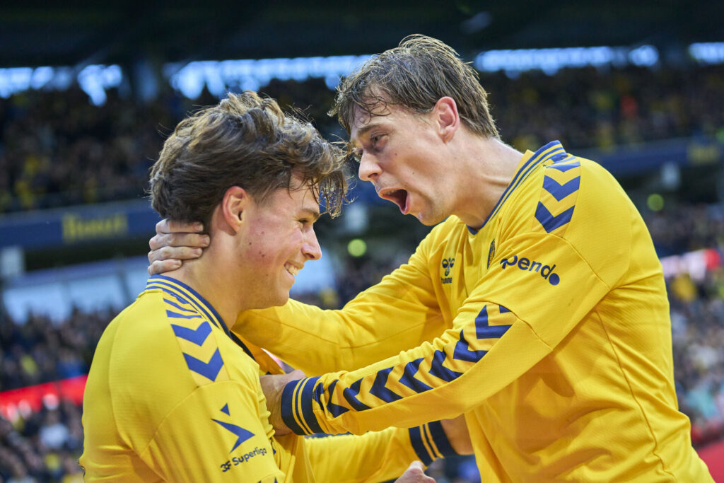Mads Frøkjær jubler vildt efter Oskar Fengers mål mod Lyngby Boldklub.