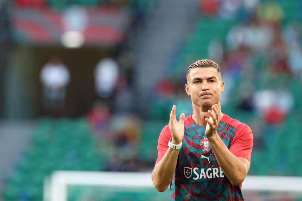 Cristiano Ronaldo klapper i hænderne.