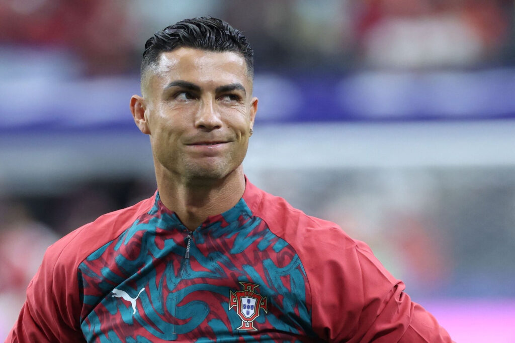 Ronaldo med et skævt smil.