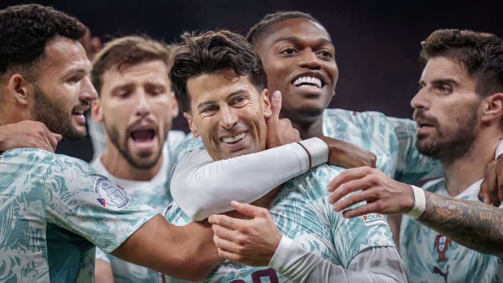 Det portugisiske landshold fejrer Cancelos mål mod Danmark
