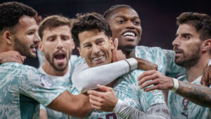 Det portugisiske landshold fejrer Cancelos mål mod Danmark