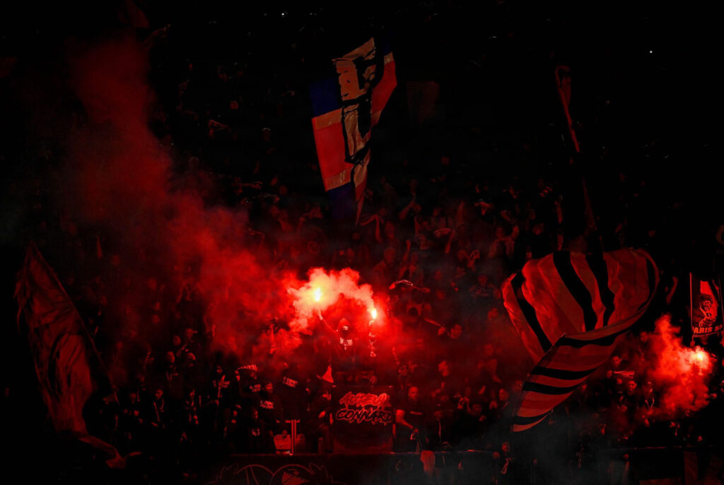 PSG's fans mod FC Barcelona.