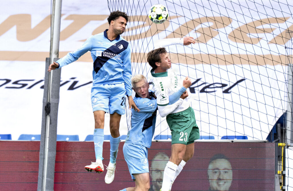 Randers FC's Sabil Hansen header til bolden i Superligaopgøret mod Viborg den 10. oktober 2026.