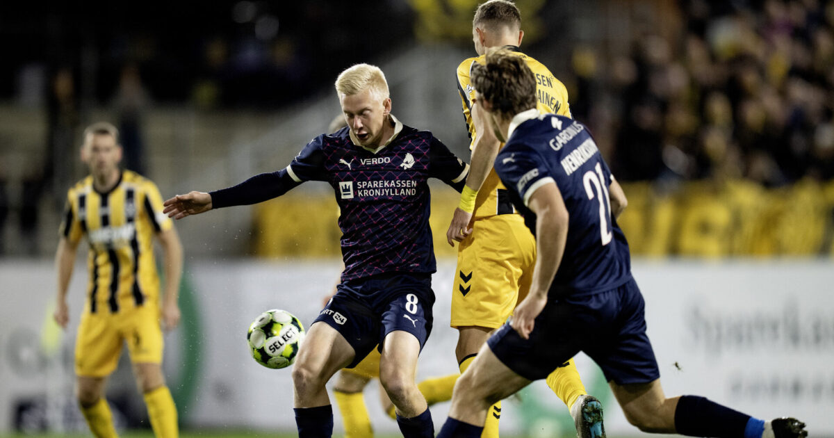 Man får ikke bedre kort på hånden i en fodboldkamp! Foto: Bo Amstrup/Ritzau Scanpix