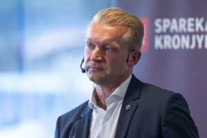 Søren Pedersen står og kigger.