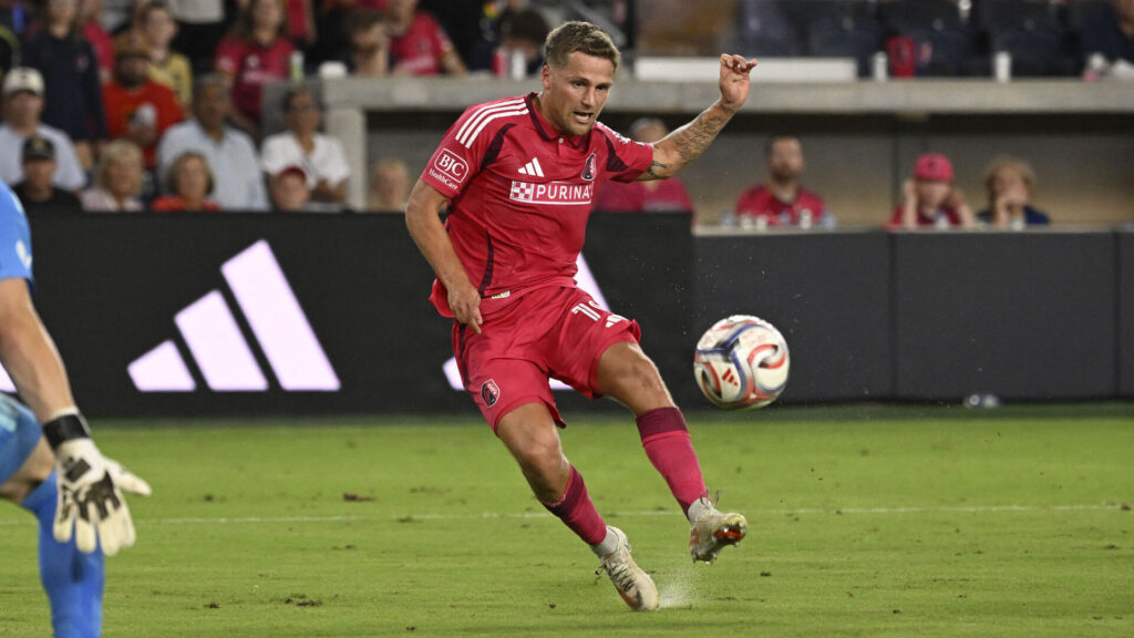 Carlo Holse sparker til bolden i St. Louis.