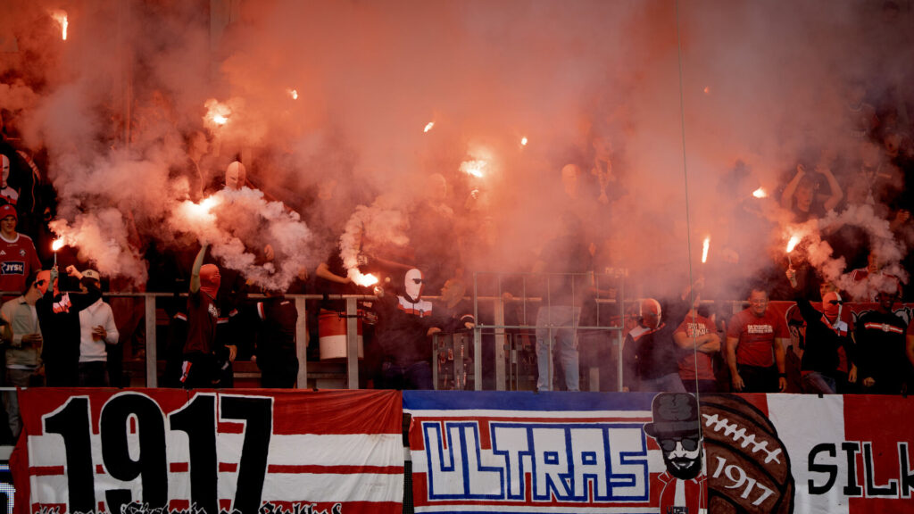 Silkeborg IF-fans affyrer pyroteknik under kampen mod Viborg FF