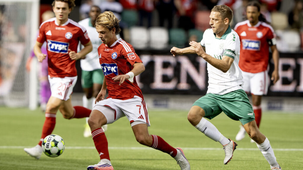 Villads Westh i aktion mod Viborg FF