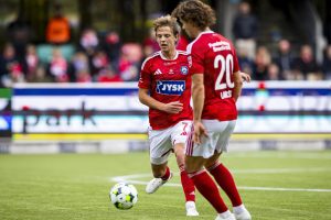 Villads Westh i kamp for Silkeborg IF.