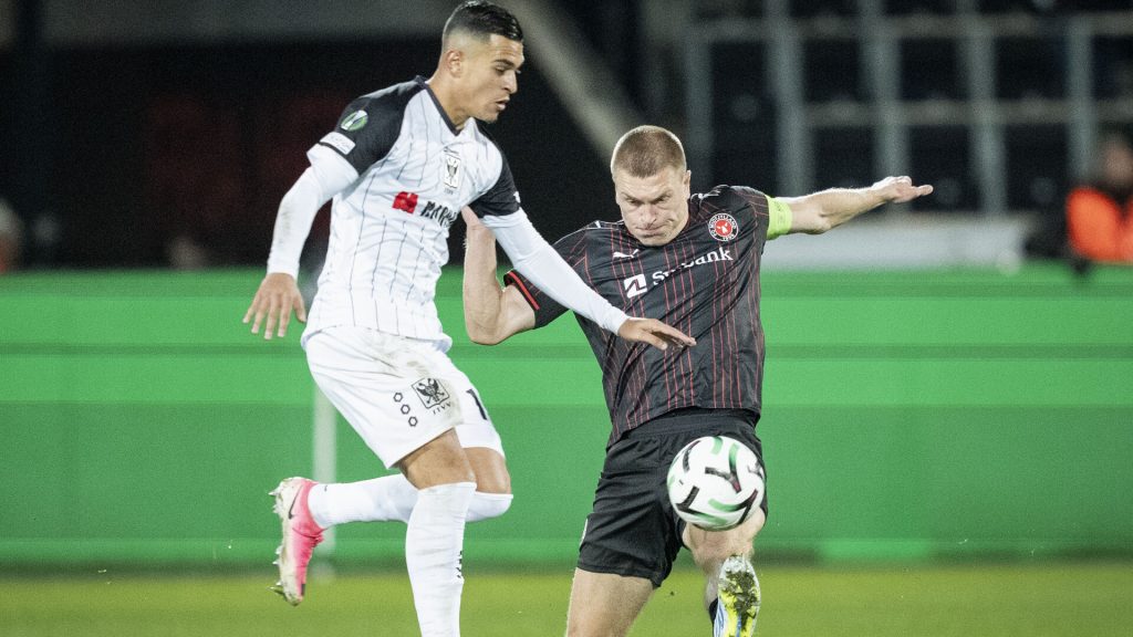 Rasmus Nissen Kristensen kaster sig ind i en tackling.