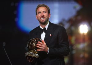 Harry Kane smiler stort.