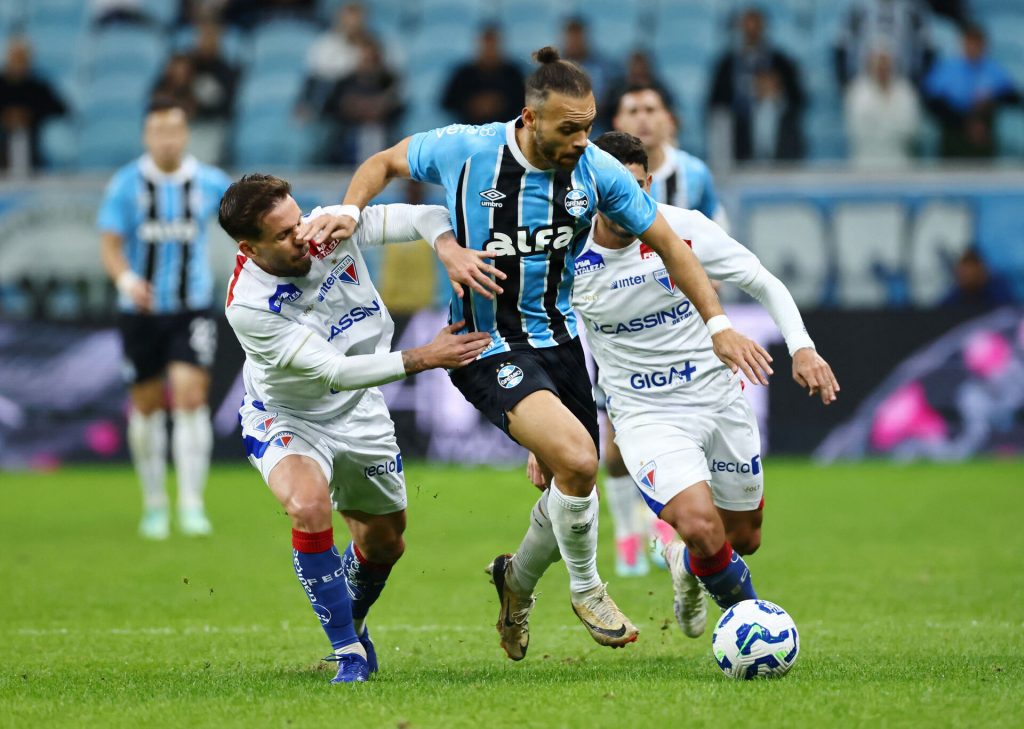 Martin Braithwaite løber med bolden.