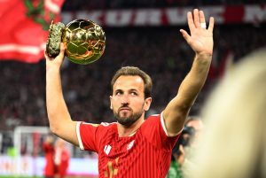 Harry Kane med sit Ballon d'Or-trofæ.