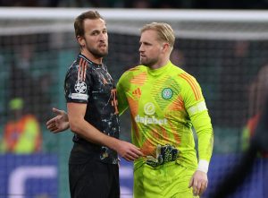 Kasper Schmeichel klapper Harry Kane på ryggen.