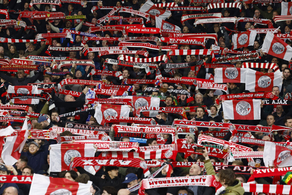 Ajax-fans viser sine halstørklæder.