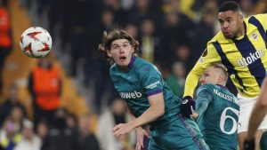 Lucas Hey i en duel for Anderlecht