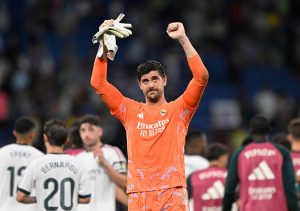 Courtois med hænderne i vejret.