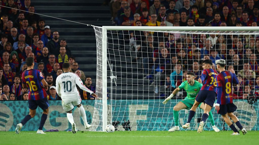 Kylian Mbappe scorer efter Gerard Martins clearing rammer franskmanden