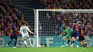 Kylian Mbappe scorer efter Gerard Martins clearing rammer franskmanden