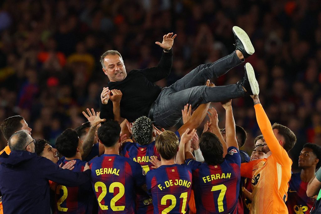 FC Barcelona-spillerne kaster Hansi Flick i luften.