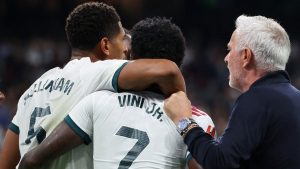 Jude Bellingham og Vinicius Junior sammen med Jose Mourinho