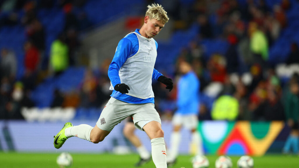 Orri Oskarsson under opvarmning for det islandske landshold