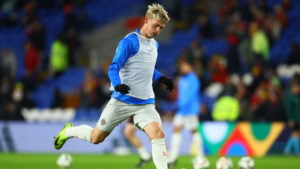 Orri Oskarsson under opvarmning for det islandske landshold