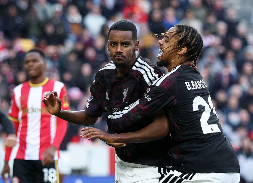 Barcola og Isak der jubler efter scoring mod Brentford