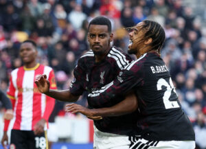 Barcola og Isak der jubler efter scoring mod Brentford