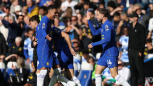Morgan Rogers og Jordan Henderson for Chelsea