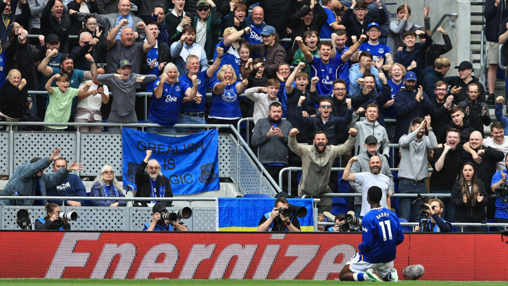 Barry fejrer en scoring med Everton-fans
