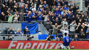 Barry fejrer en scoring med Everton-fans