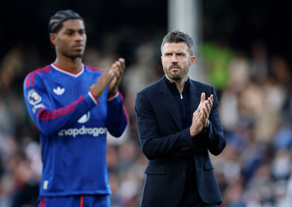 Michael Carrick klapper i hænderne.