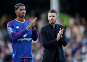 Michael Carrick klapper i hænderne.