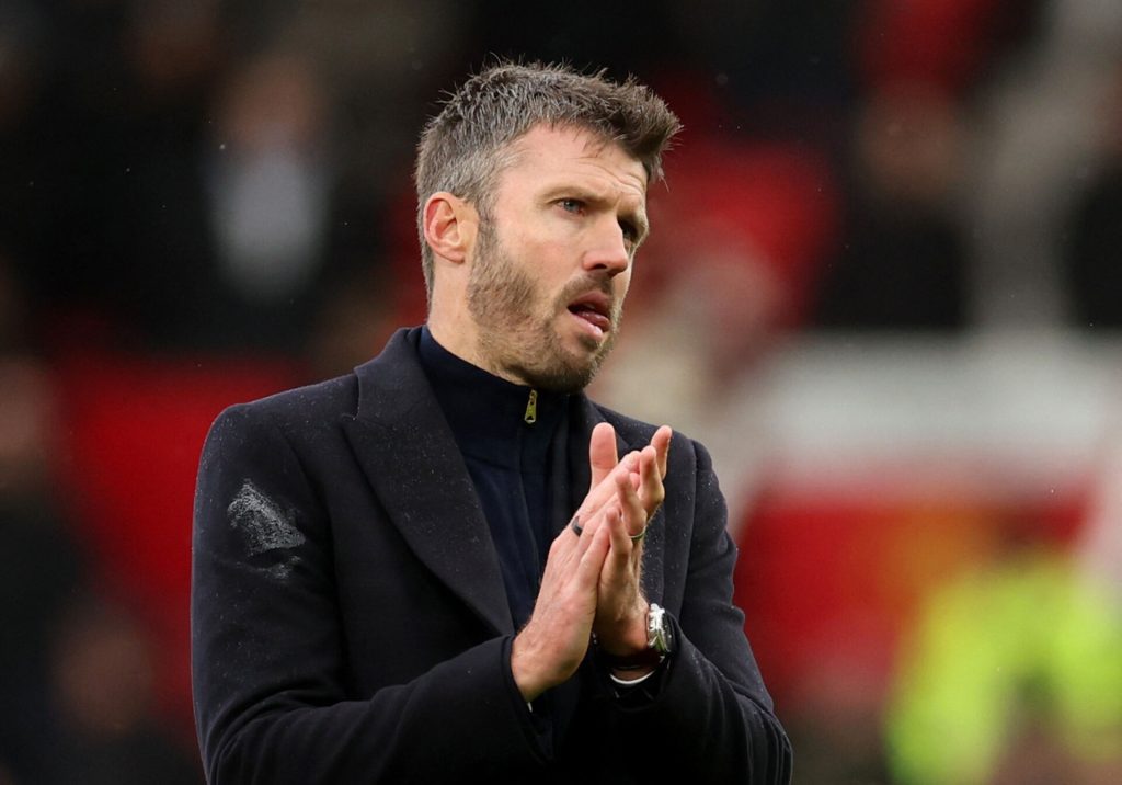 Michael Carrick klapper i hænderne.