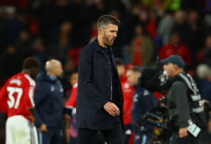Michael Carrick går og kigger ned.