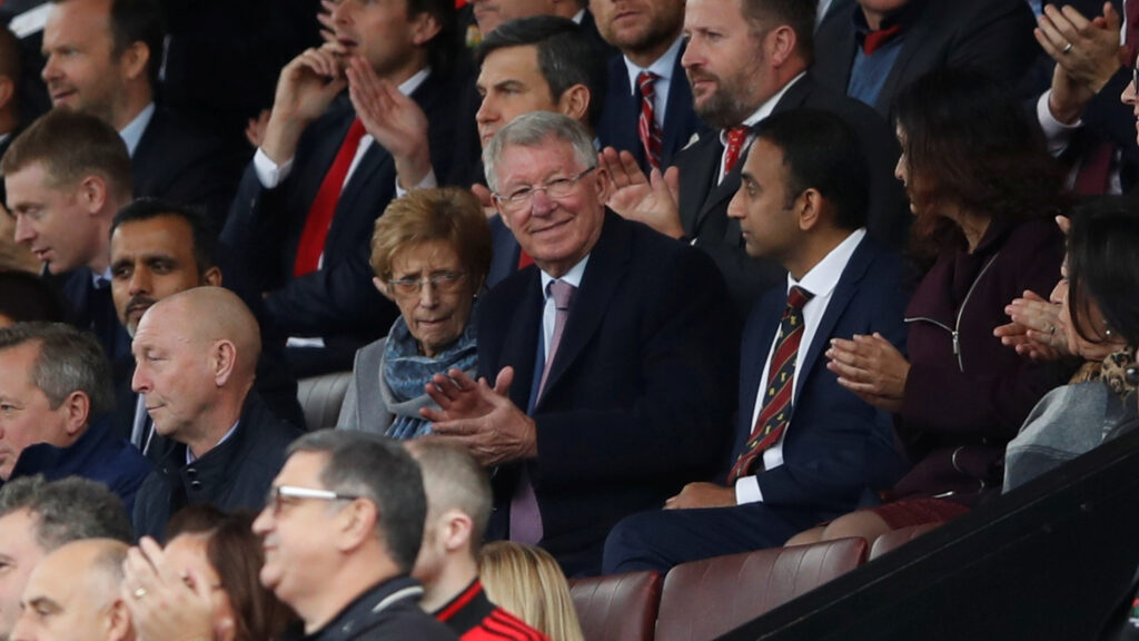 Sir Alex Ferguson bliver hyldet i første kamp tilbage på Old Trafford efter hans hjerneblødning