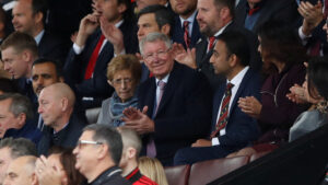 Sir Alex Ferguson bliver hyldet i første kamp tilbage på Old Trafford efter hans hjerneblødning