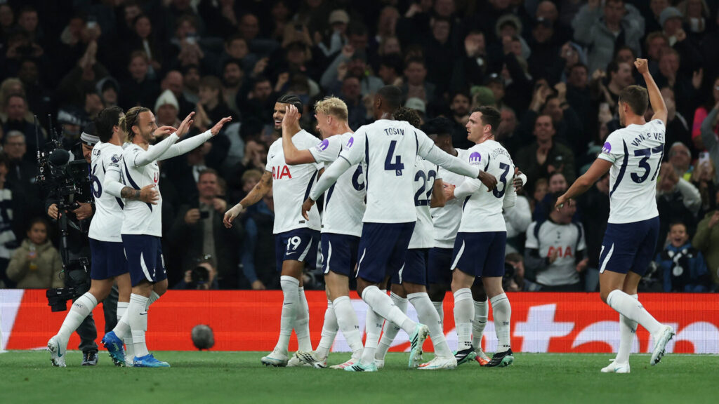 Tottenham-spillere fejrer James Maddisons mål