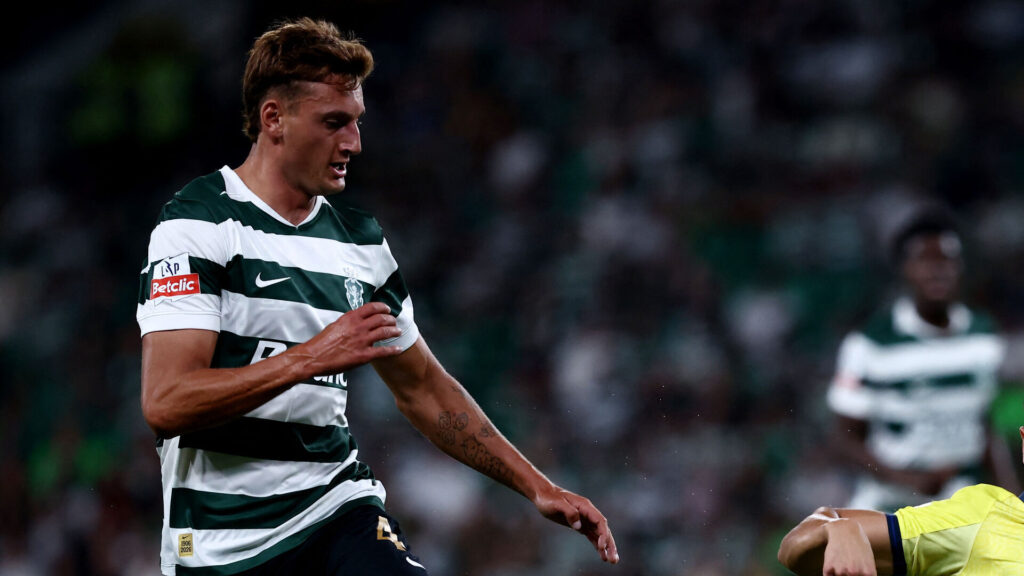Silas Andersen under en kamp for Sporting CP