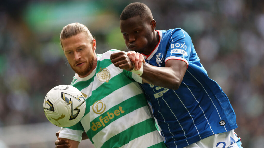 Kasper Høgh i duel med en Rangers-spiller