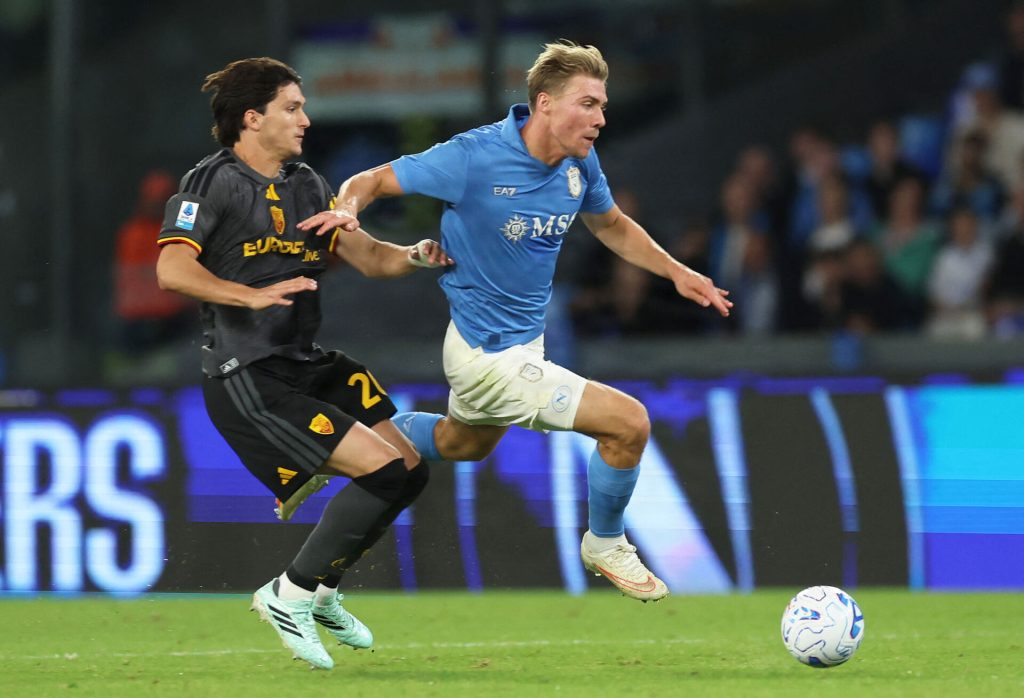 Rasmus Højlund i duel med Leonardo Balerdi i Serie A-kampen mellem Napoli og Roma.