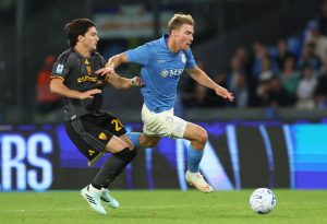 Rasmus Højlund i duel med Leonardo Balerdi i Serie A-kampen mellem Napoli og Roma.