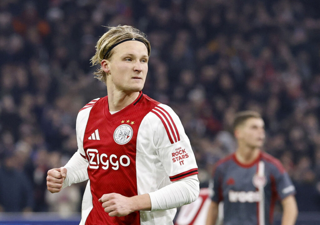 Kasper Dolberg i kamp for Ajax.