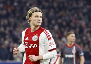 Kasper Dolberg i kamp for Ajax.