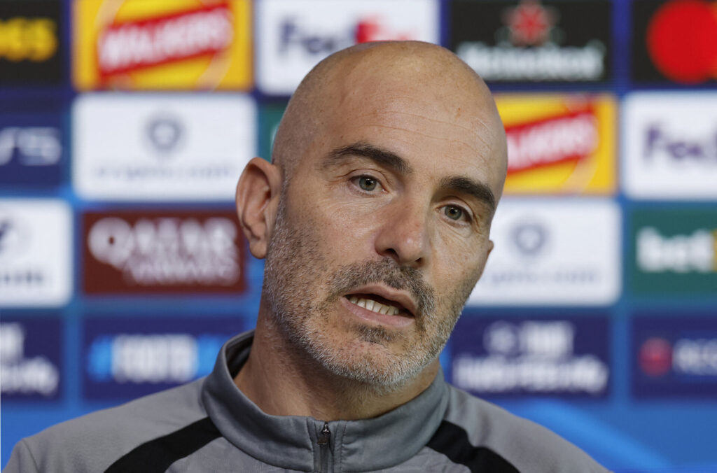 Enzo Maresca på et pressemøde.