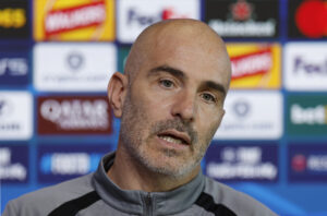 Enzo Maresca på et pressemøde.