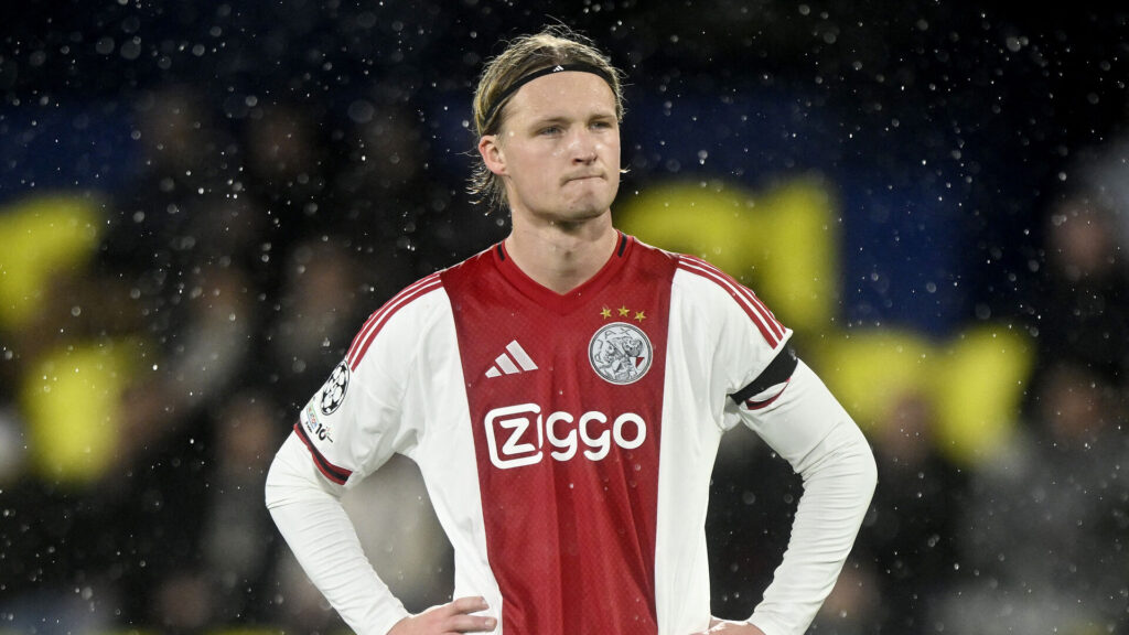 Kasper Dolberg med armene i siden.