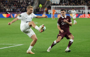 Victor Nelsson i duel med Osin McEntee under opgøret mellem FC Nordsjælland og Hearts den 15. oktober 2026.